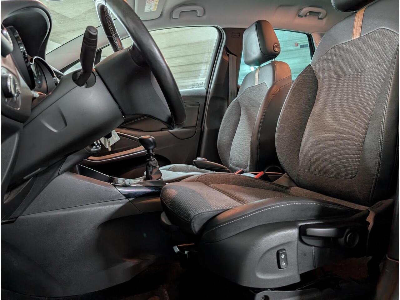 Opel Crossland Elegance 1.2 Turbo 110pk | ALL SEASON BANDEN | AGR-STOEL | TWO-TONE! | STOEL + STUURVERWARMING | NAVI |180° CAMERA | DODEHOEKBEWAKING | ISOFIX |