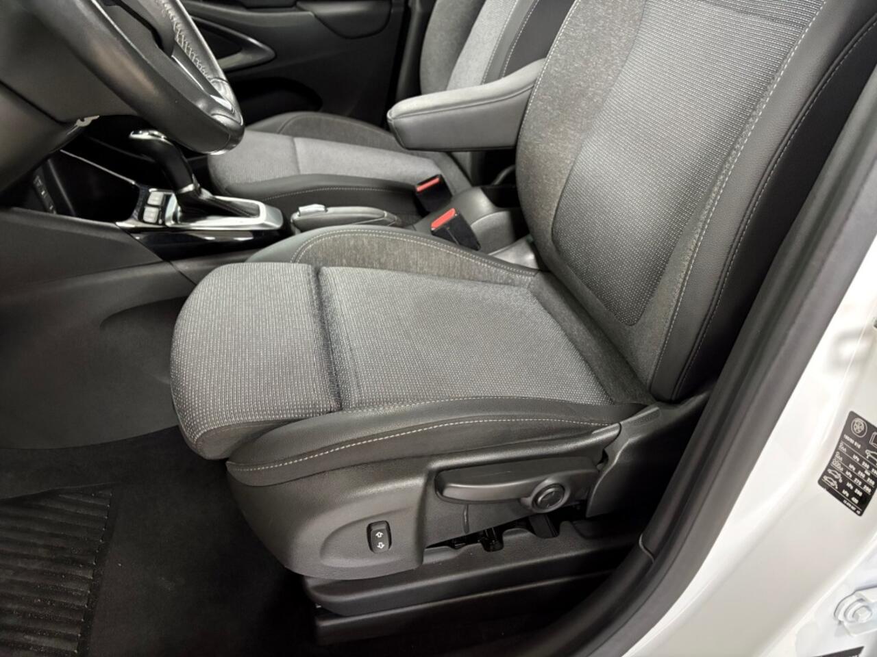 Opel Crossland 1.2 T Sport 130pk Navigatie PDC ECC PDC Camera LED