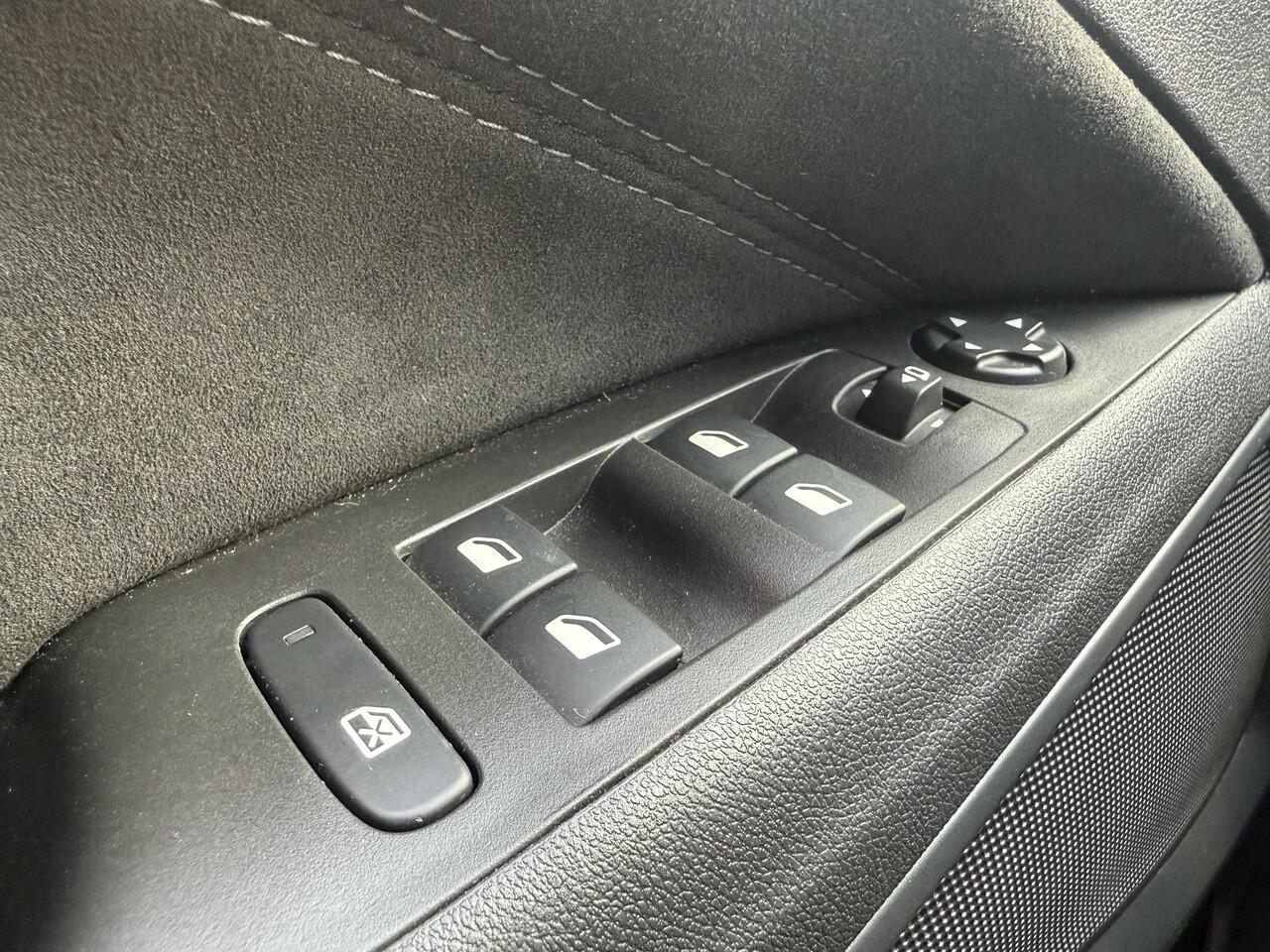 Opel Crossland 1.2 Turbo Ultimate / Comfortstoelen voor AGR / Alcantara / 17" Lichmetalen velgen / Navigatie / Apple Carplay - Android auto / Achteruitrijcamera /