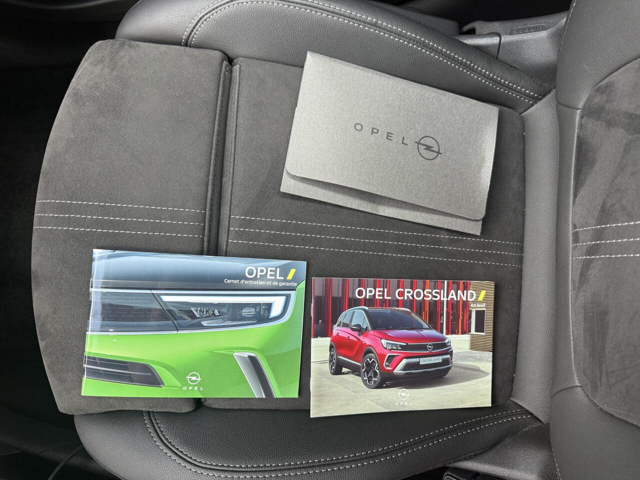 Opel Crossland 1.2 Turbo Ultimate / Comfortstoelen voor AGR / Alcantara / 17" Lichmetalen velgen / Navigatie / Apple Carplay - Android auto / Achteruitrijcamera /