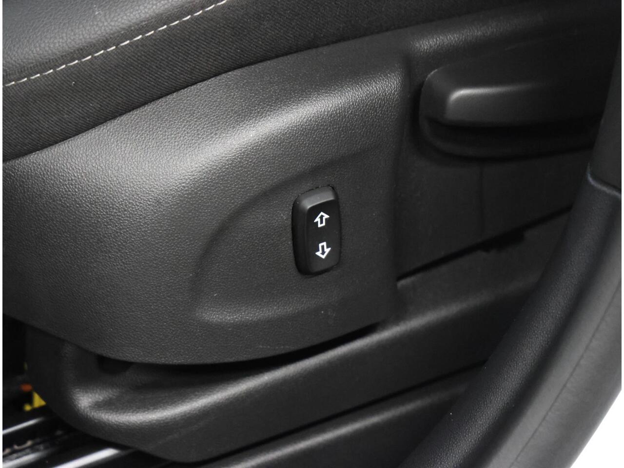 Opel Crossland 1.2 110PK Turbo Elegance | 1ste eigenaar | AGR Stoel | Navigatie | Camera | AppleCarPlay/AndroidAuto | Climate Control | Cruise Control | Isofix | Privacy Glass | Parkeersensoren |