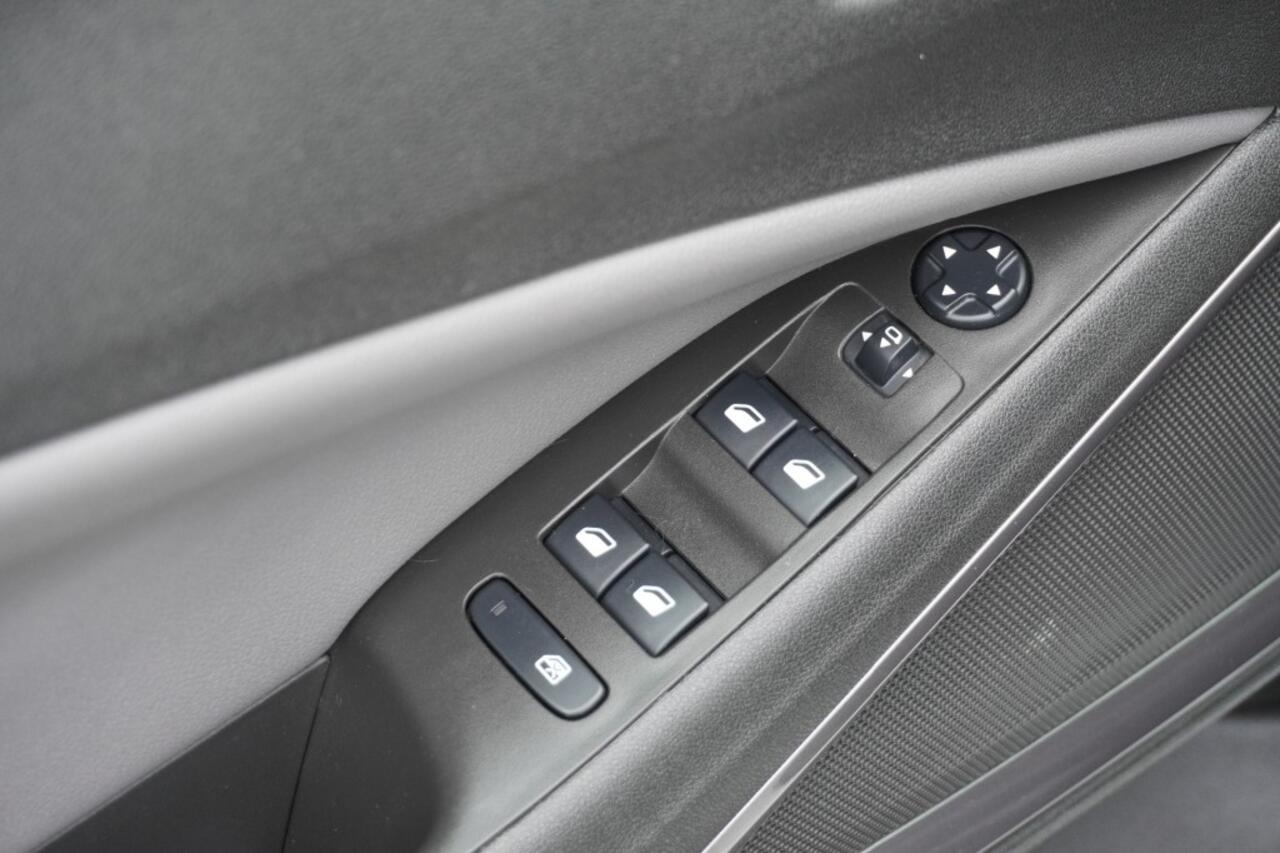 Opel Crossland X 1.2 Turbo 130pk Innovation / Zwart dak / Camera + parkeersensoren / Navi