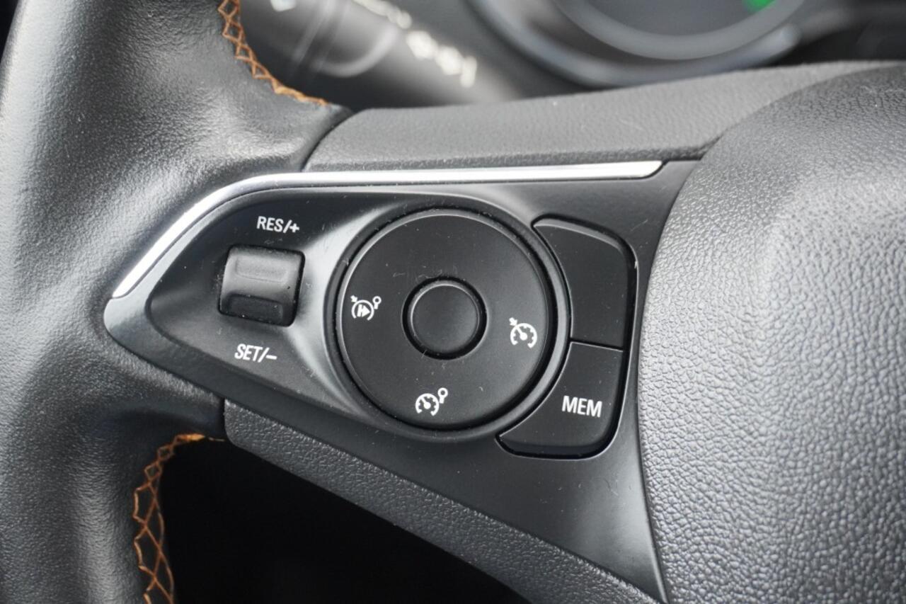 Opel Crossland X 1.2 Turbo 130pk Innovation / Zwart dak / Camera + parkeersensoren / Navi