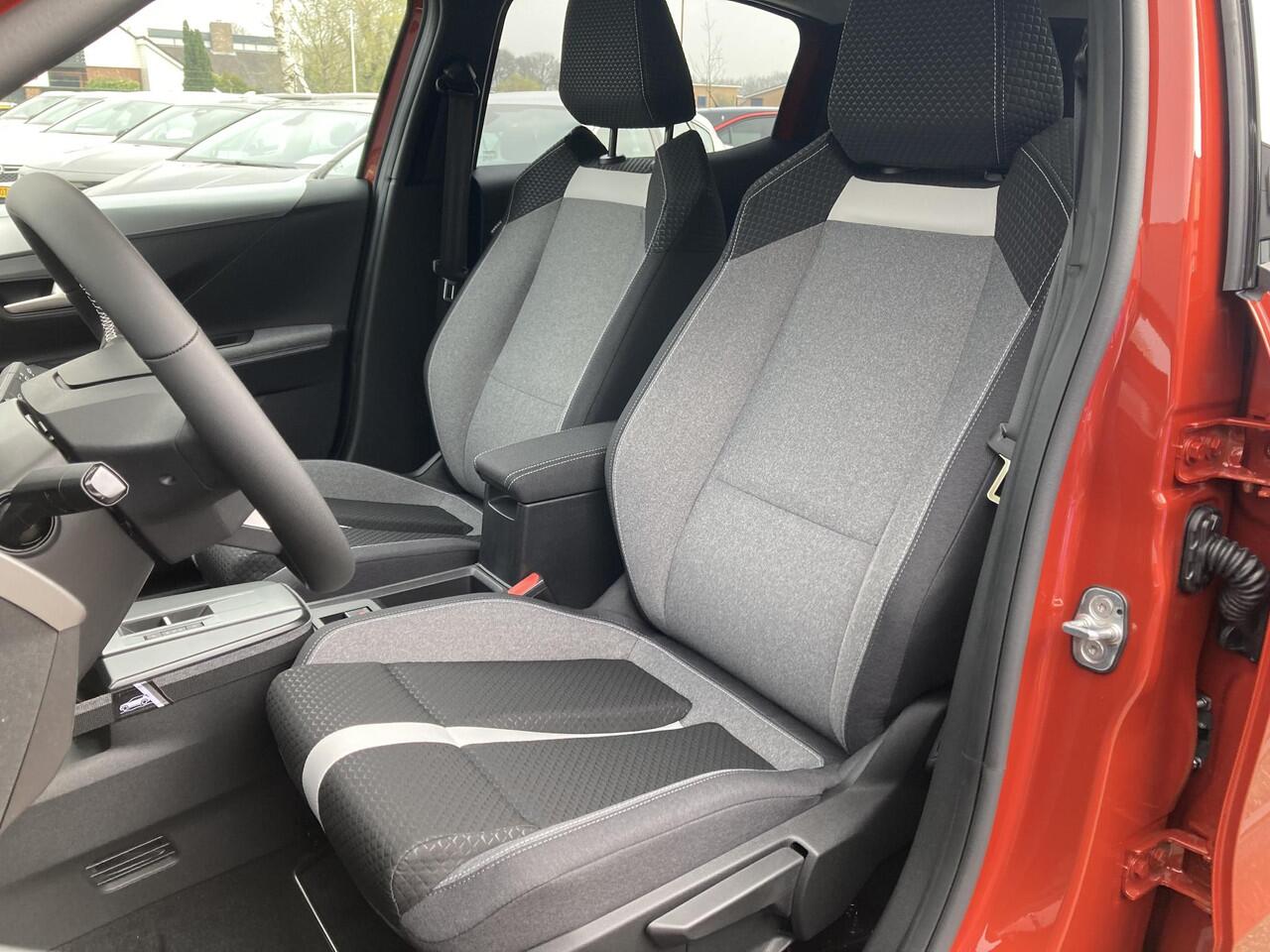 Opel FRONTERA Electric GS 44 kWh | NIEUW | DIRECT LEVERBAAR | Navigatie | Achteruitrijcamera | Cruise Control | Parkeersensoren | Stoel- stuurwiel- voorruitverwarming | Zwart dak