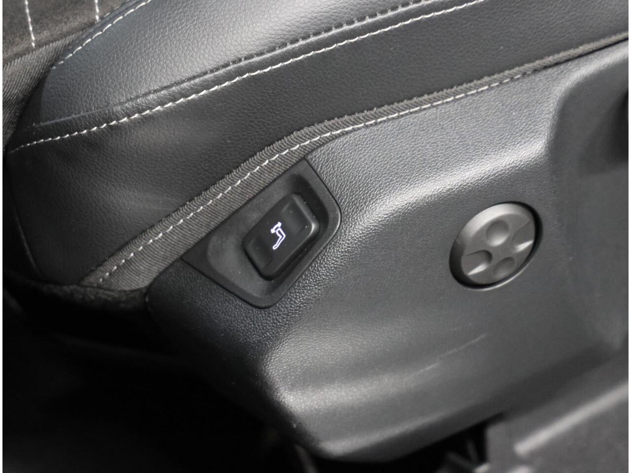 Opel Grandland 1.2 Turbo GS Line | AppleCarPlay/AndroidAuto | Alcantara | Cruise Control | Camera | Stoel, Stuur & Voorruit verwarmd | AGR-Stoelen | Parkeersensoren | Two-tone | Isofix | Privacy Glass | Afneembare Trekhaak |