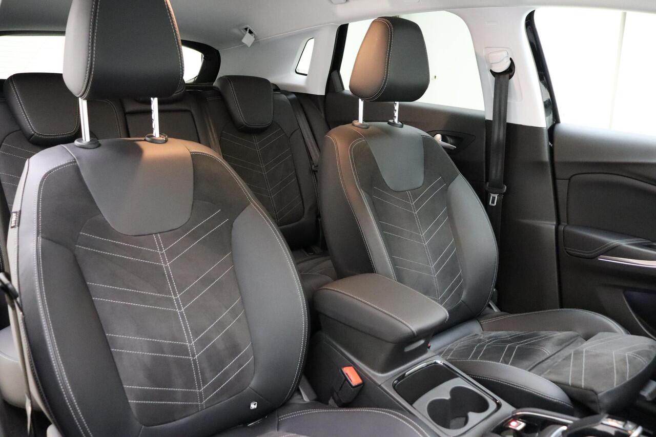 Opel Grandland 1.2 Turbo 130pk Automaat Ultimate | Alcantara bekleding | Navigatie | Trekhaak | Elektrische achterklep | Adapt. Cruise control | Camera | Winterpakket | 19" Lichtmetalen velgen | Zeer luxe!