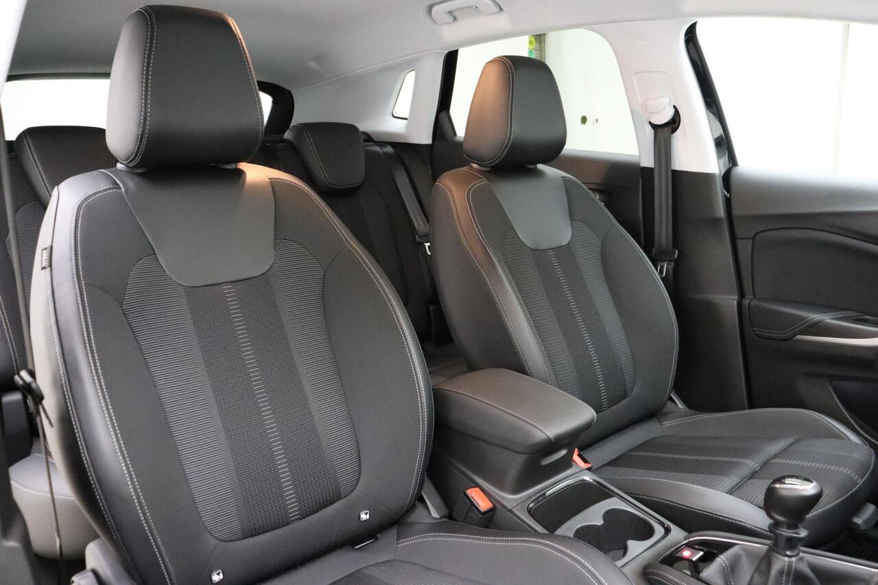 Opel Grandland 1.2 Turbo 130pk GS | Achteruitrijcamera | Climate control | Cruise control | LED verlichting | Navigatie | Privacy glass | Parkeersensoren