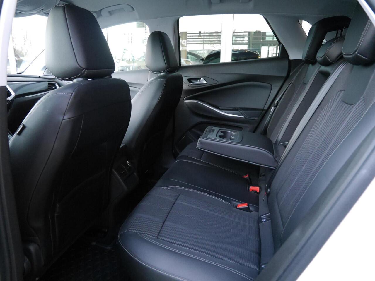 Opel Grandland 1.2 Turbo GS Black Pack | Automaat | Stoel en stuurverwarming | Navigatie | Achteruitrijcamera | Comfort stoelen | Adaptive cruise control | Parkeersensoren voor en achter | Led verlichting | Climate control