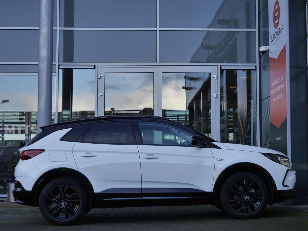 Opel Grandland 1.2 Turbo GS Black Pack | Automaat | Stoel en stuurverwarming | Navigatie | Achteruitrijcamera | Comfort stoelen | Adaptive cruise control | Parkeersensoren voor en achter | Led verlichting | Climate control