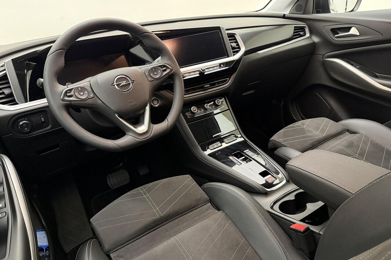 Opel Grandland 1.2 Turbo Ultimate Automaat | Navigatie | Elektrische achterklep | Stoelverwarming | Climate & Cruise Control | Alcantara bekleding | Zwart dak | Lichtmetalen velgen