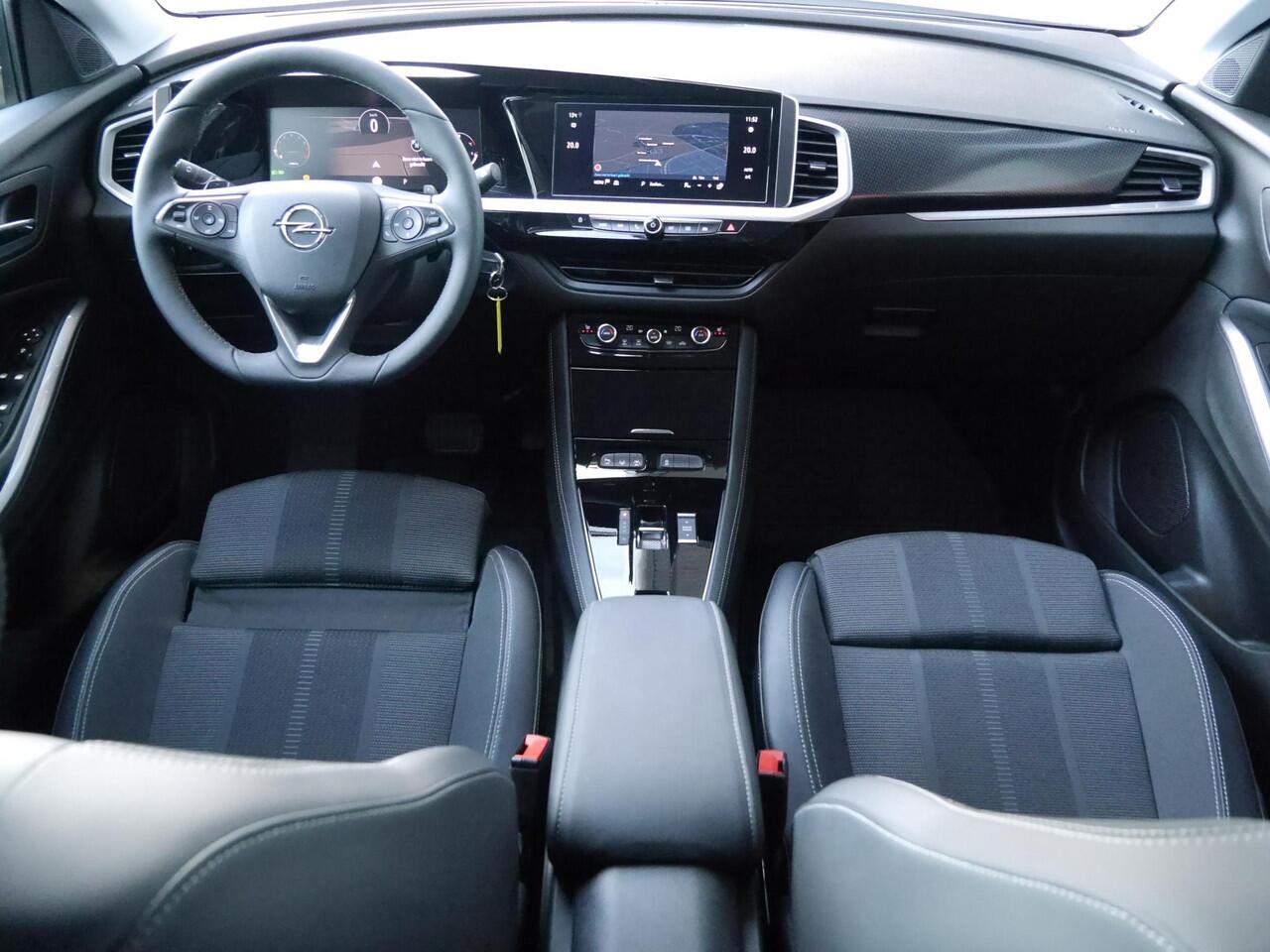 Opel Grandland 1.2 Turbo GS Black Pack | Automaat | Stoel en stuurverwarming | Navigatie | Achteruitrijcamera | Comfort stoelen | Adaptive cruise control | Parkeersensoren voor en achter | Led verlichting | Climate control