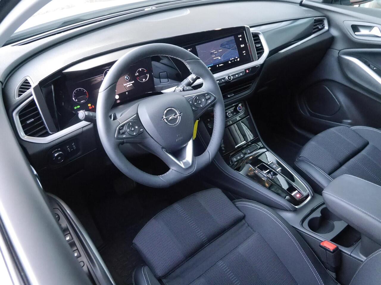 Opel Grandland 1.2 Turbo GS Black Pack | Automaat | Stoel en stuurverwarming | Navigatie | Achteruitrijcamera | Comfort stoelen | Adaptive cruise control | Parkeersensoren voor en achter | Led verlichting | Climate control