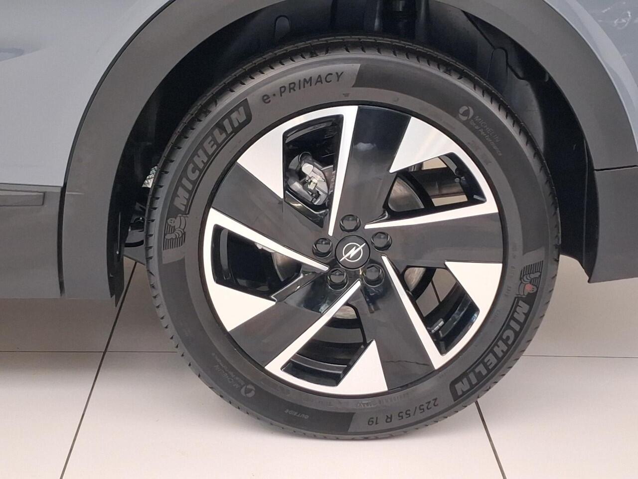 Opel Grandland 1.2 Turbo Hybrid Business Edition Automaat | Navigatie | Panoramisch Schuifdak | Head-Up Display | Elektrische Kofferklep | Focal Hi-Fi |