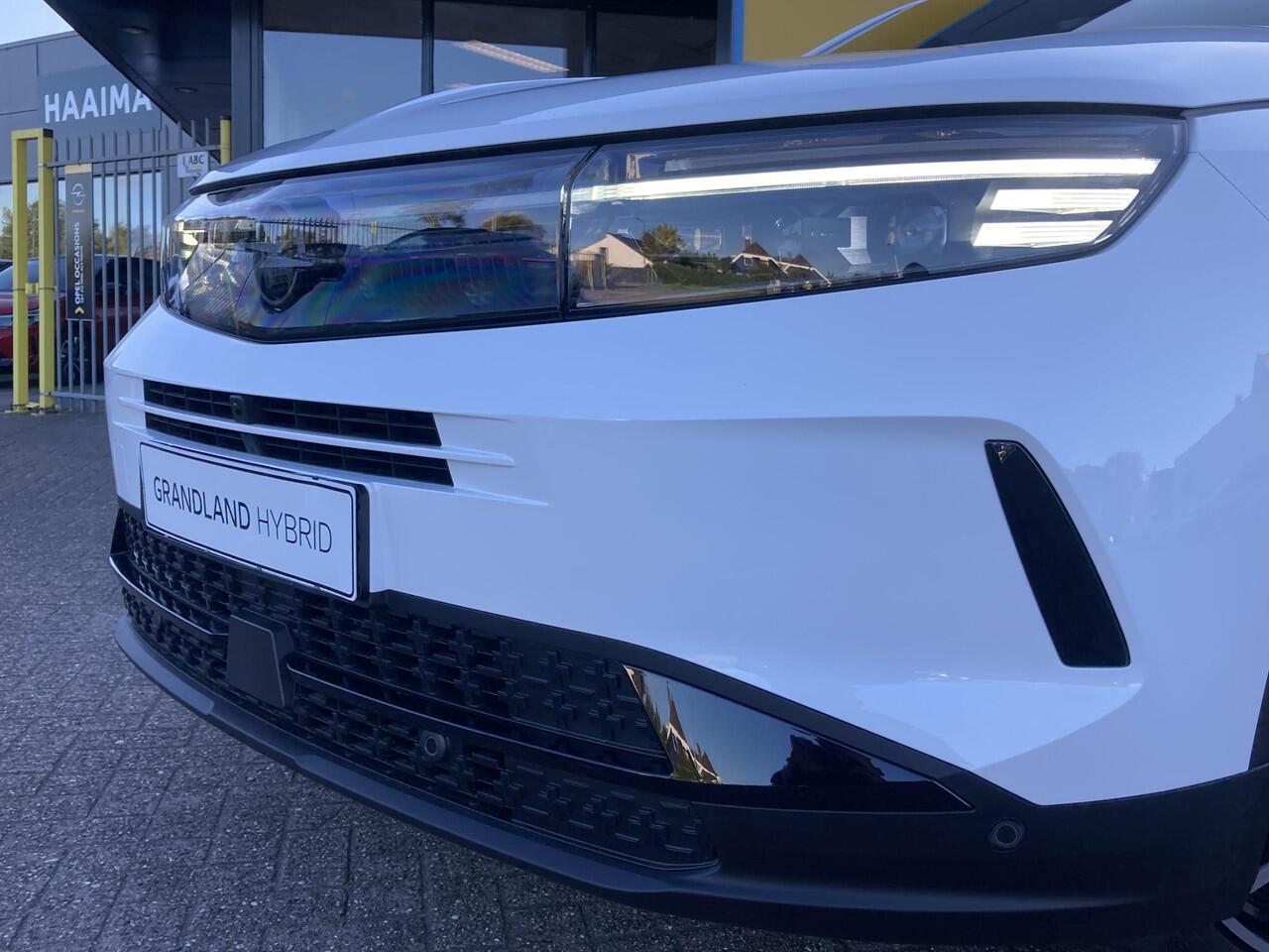 Opel Grandland 1.2 Turbo Hybrid Business Edition | NIEUW | DIRECT LEVERBAAR | Navigatie | Lederen bekleding | Adaptive Cruise Control | Camera | Focal | Glazen schuifdak | LED Matrix | 19" Lichtmetalen velgen