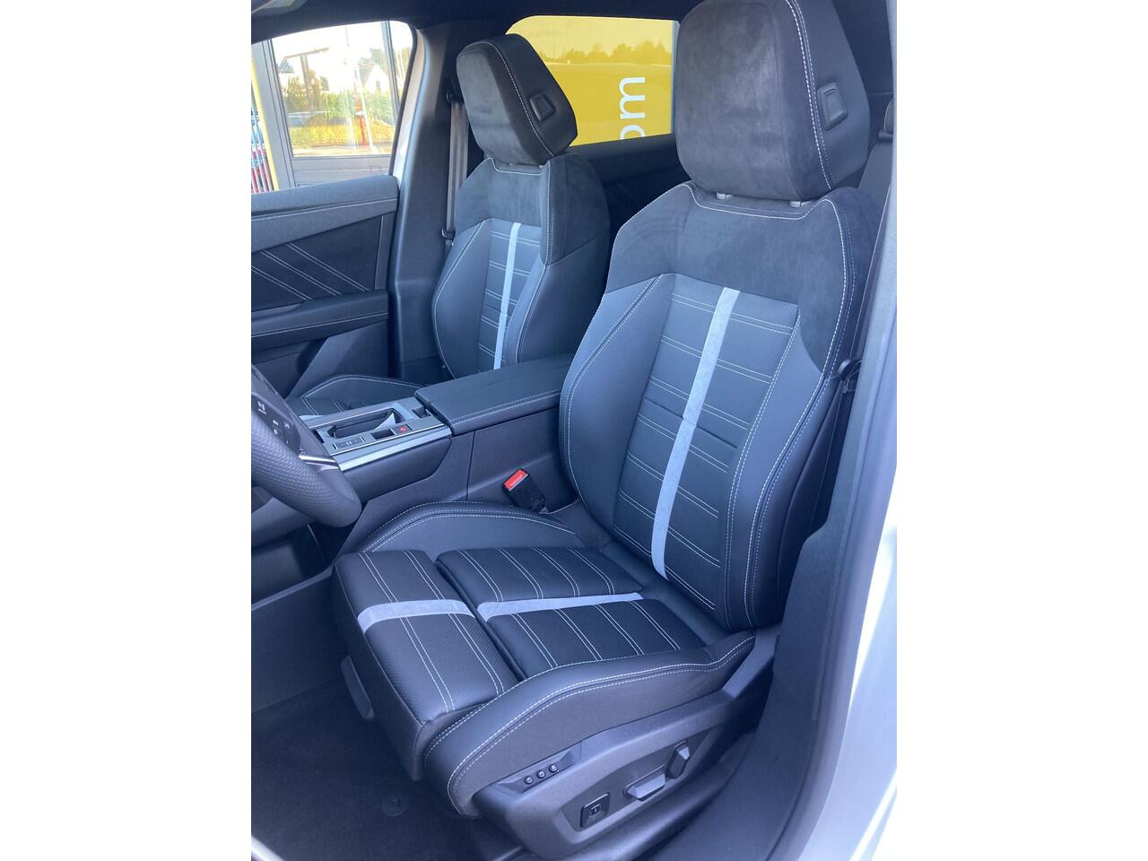 Opel Grandland 1.2 Turbo Hybrid Business Edition | NIEUW | DIRECT LEVERBAAR | Navigatie | Lederen bekleding | Adaptive Cruise Control | Camera | Focal | Glazen schuifdak | LED Matrix | 19" Lichtmetalen velgen