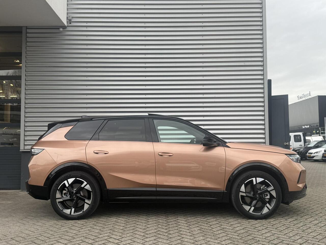 Opel Grandland Electric GS 73kWh 210pk | FOCAL | 360° CAMERA | NAVIGATIE | ELEKT. ACHTERKLEP | AGR STOELEN |