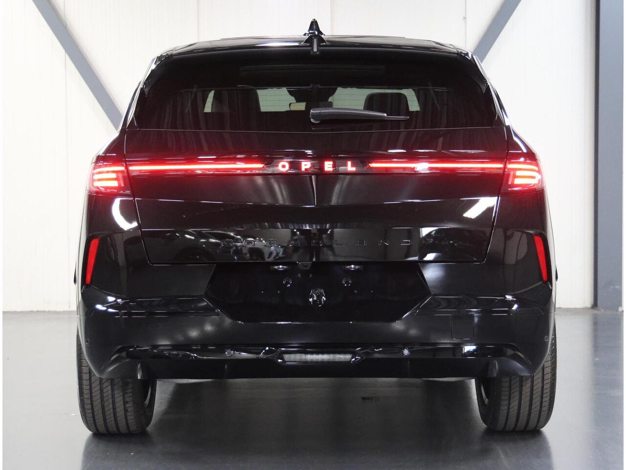 Opel Grandland Electric Business Edition 73 kWh | Incl. ¤3.499,- Korting ! | 17% bijtelling | AUTOMAAT | Warmtepomp | 360° Camera | Stoel, stuur & voorruit verwarmd | Apple Carplay/Android Auto | Elektr. achterklep | ARG-stoelen | Matrix LED | Navigatie |