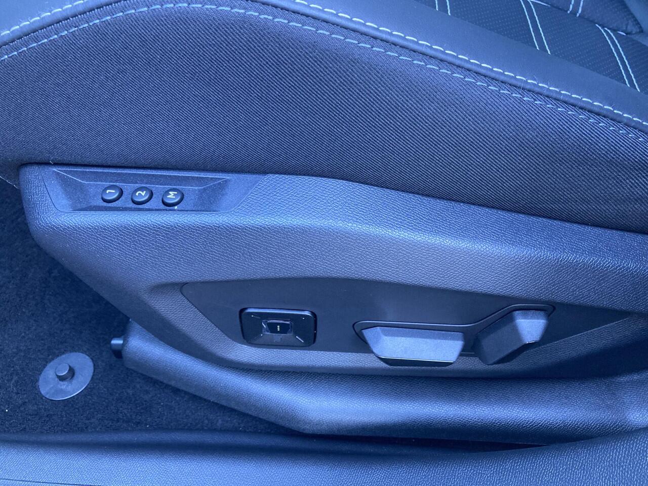 Opel Grandland 1.2 Turbo Hybrid Business Edition | NIEUW | DIRECT LEVERBAAR | Navigatie | Lederen bekleding | Adaptive Cruise Control | Camera | Focal | Glazen schuifdak | LED Matrix | 19" Lichtmetalen velgen