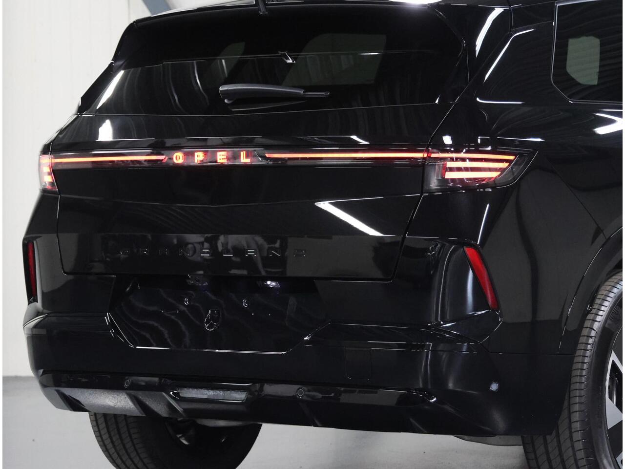 Opel Grandland Electric Business Edition 73 kWh | Incl. ¤3.499,- Korting ! | 17% bijtelling | AUTOMAAT | Warmtepomp | 360° Camera | Stoel, stuur & voorruit verwarmd | Apple Carplay/Android Auto | Elektr. achterklep | ARG-stoelen | Matrix LED | Navigatie |