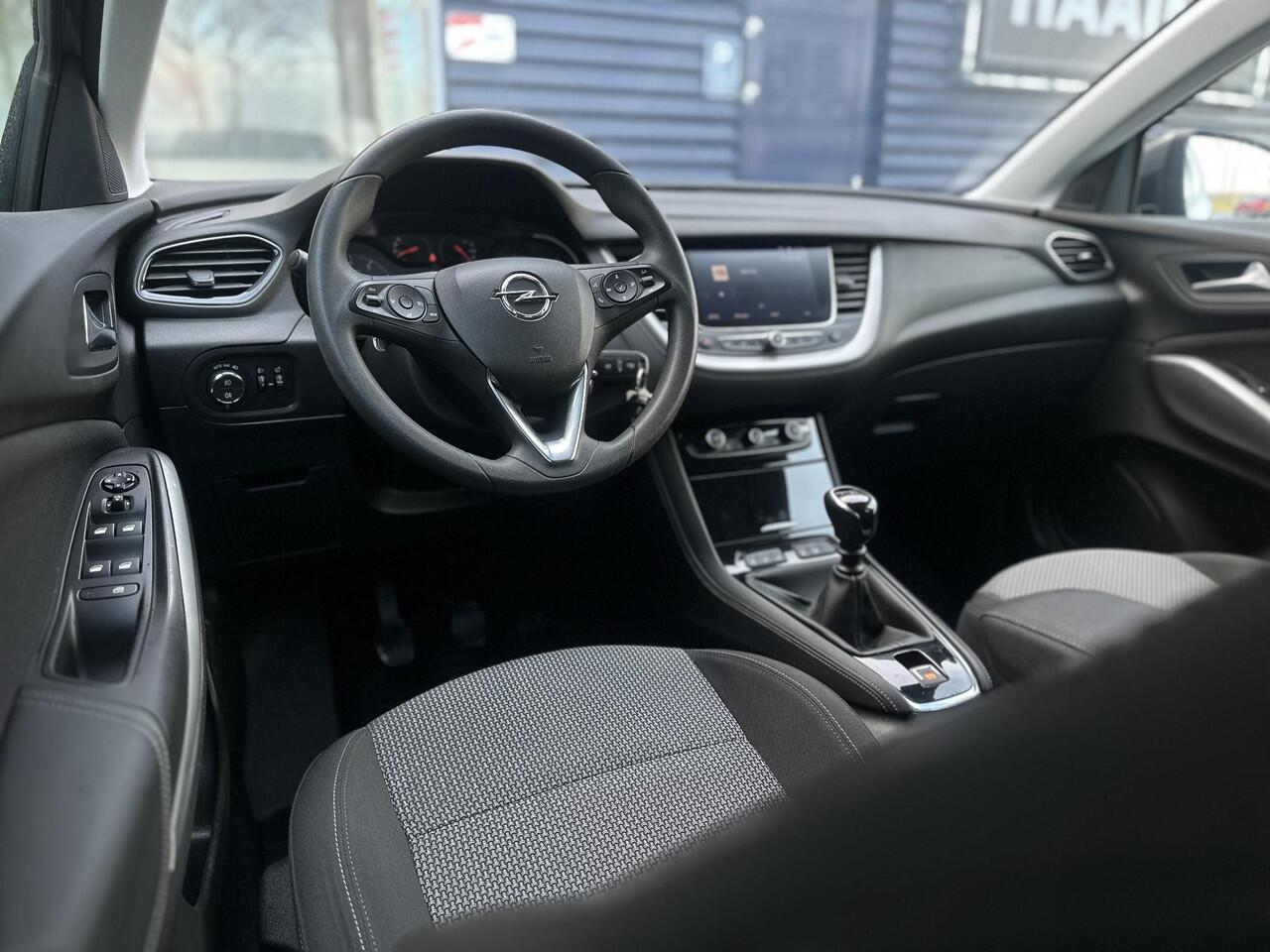 Opel Grandland X 1.2 Turbo Business Executive | Parkeersensoren | Apple Carplay/Android Auto | Climate Control | Lichtmetalen velgen | Cruise Control |