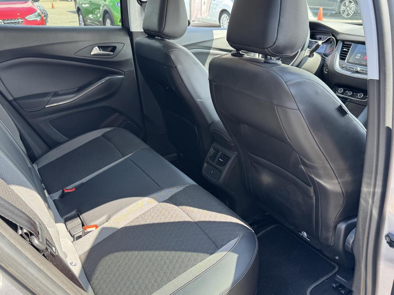 Opel Grandland X 1.6 Turbo Hybrid Innovation 225 pk Hybrid automaat | Afneembare trekhaak | Climate | Carplay | Camera | all season | 2x lader