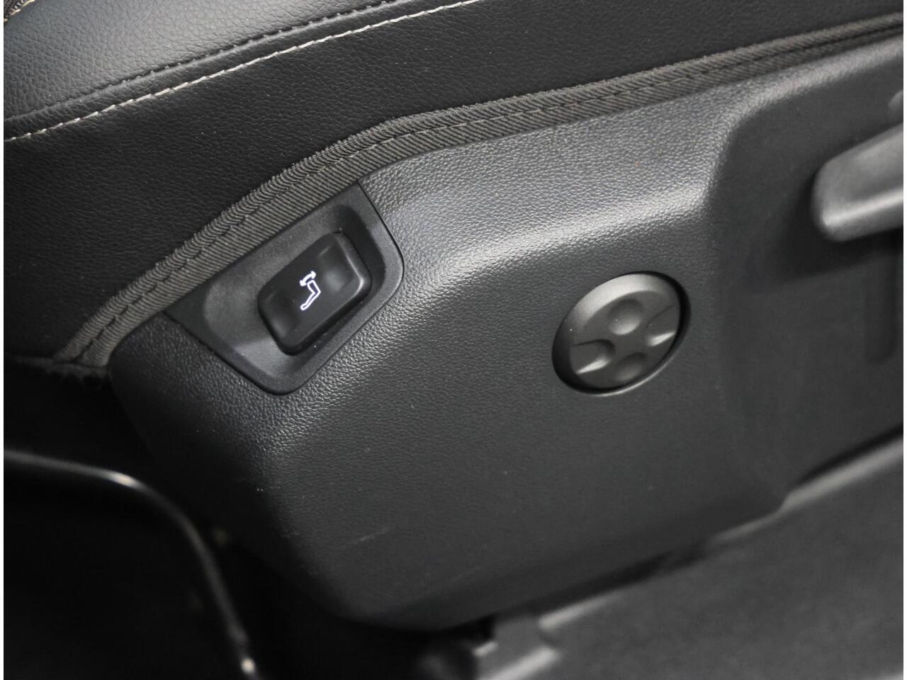 Opel Grandland X 1.2 130PK Turbo Business Executive | 1ste eigenaar | AppleCarPlay/AndroidAuto | Trekhaak | Camera | AGR Bestuurdersstoel | Dodehoekdetectie | Navigatie | Isofix | Privacy Glass | Elektrische Klep |