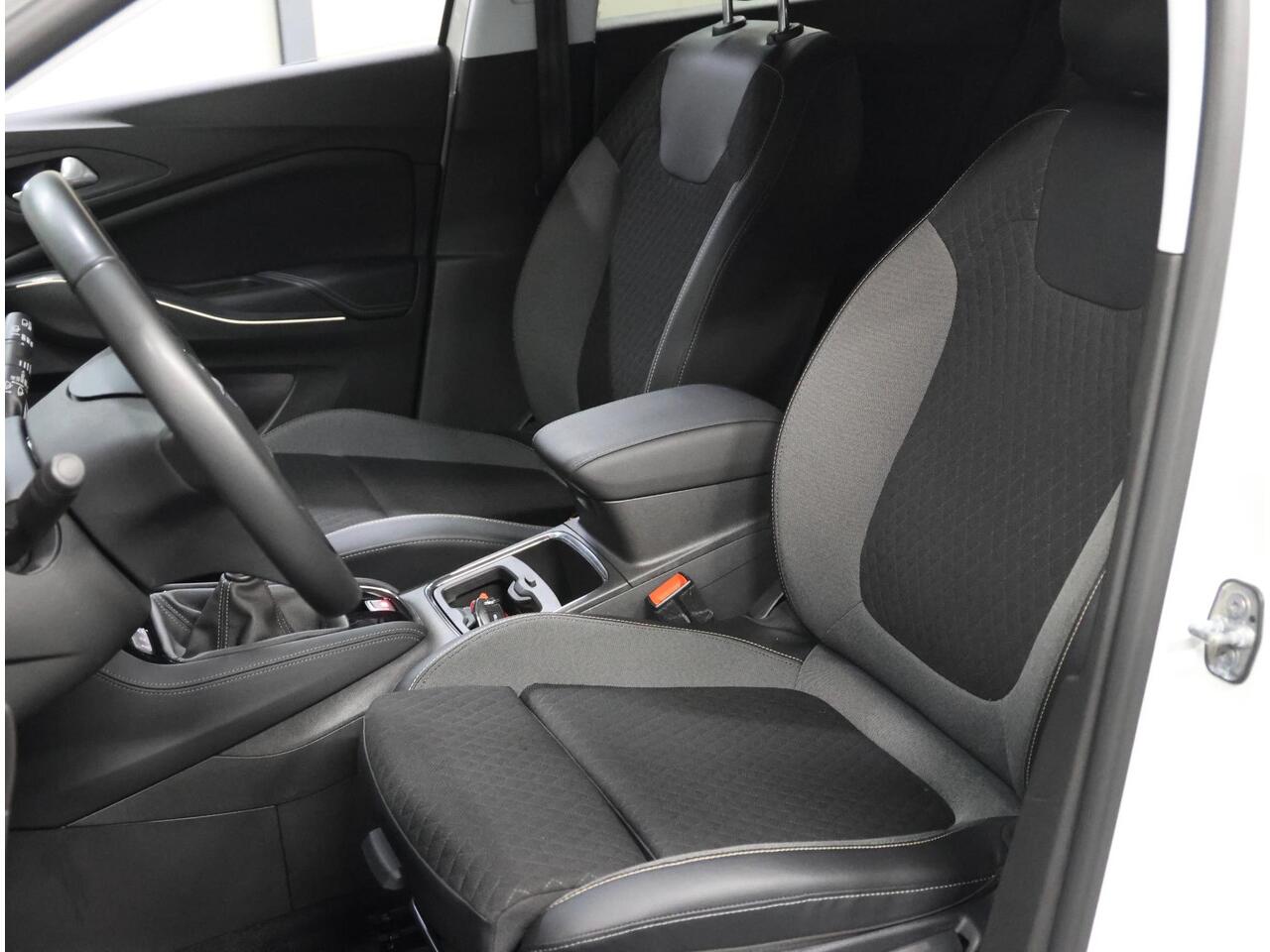 Opel Grandland X 1.2 130PK Turbo Business Executive | 1ste eigenaar | AppleCarPlay/AndroidAuto | Trekhaak | Camera | AGR Bestuurdersstoel | Dodehoekdetectie | Navigatie | Isofix | Privacy Glass | Elektrische Klep |