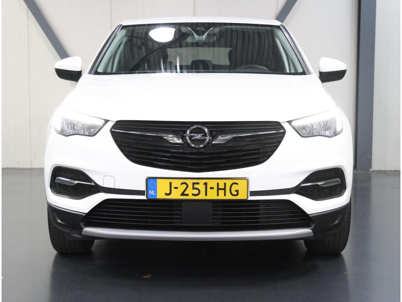 Opel Grandland X 1.2 130PK Turbo Business Executive | 1ste eigenaar | AppleCarPlay/AndroidAuto | Trekhaak | Camera | AGR Bestuurdersstoel | Dodehoekdetectie | Navigatie | Isofix | Privacy Glass | Elektrische Klep |