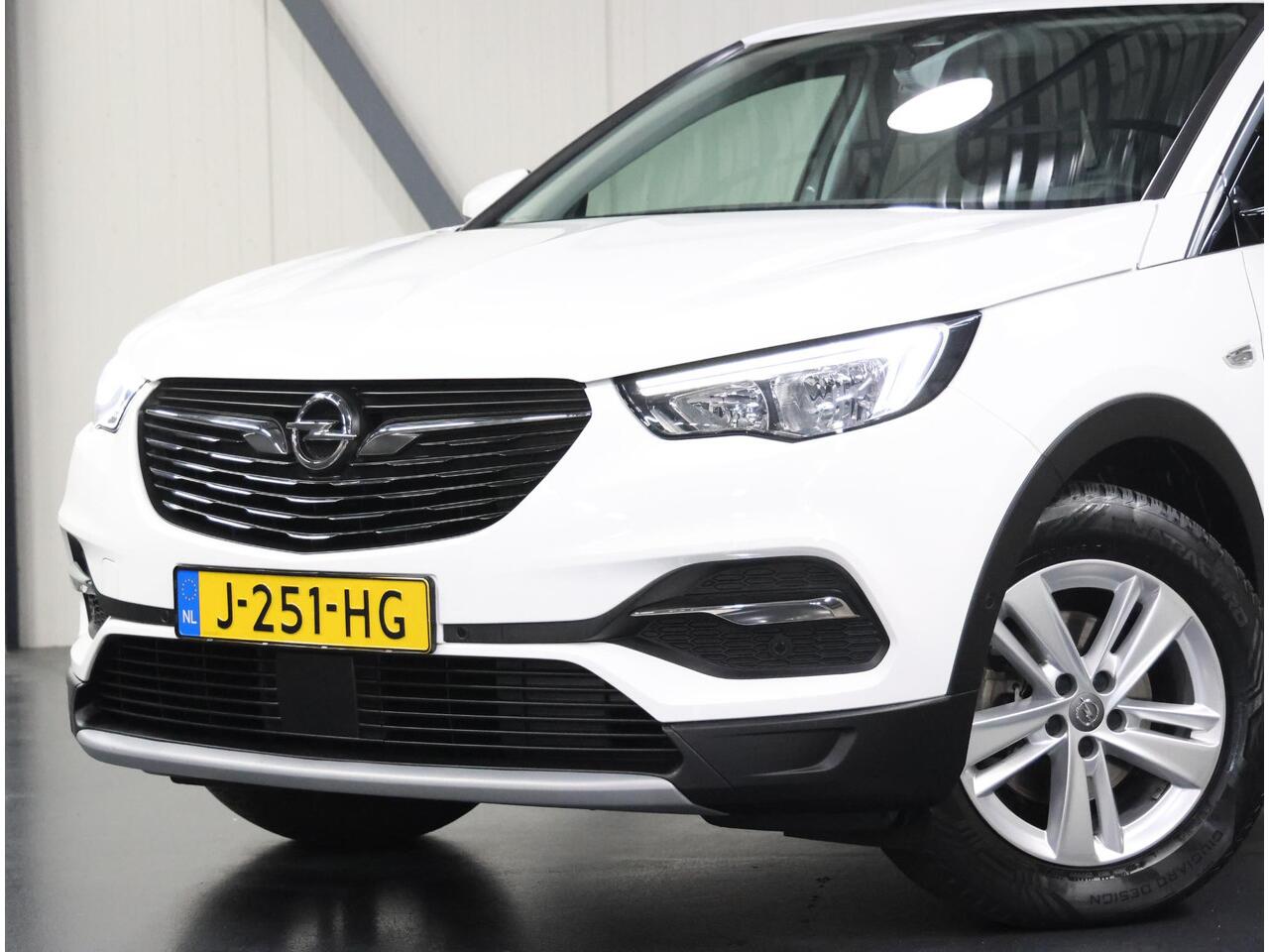 Opel Grandland X 1.2 130PK Turbo Business Executive | 1ste eigenaar | AppleCarPlay/AndroidAuto | Trekhaak | Camera | AGR Bestuurdersstoel | Dodehoekdetectie | Navigatie | Isofix | Privacy Glass | Elektrische Klep |