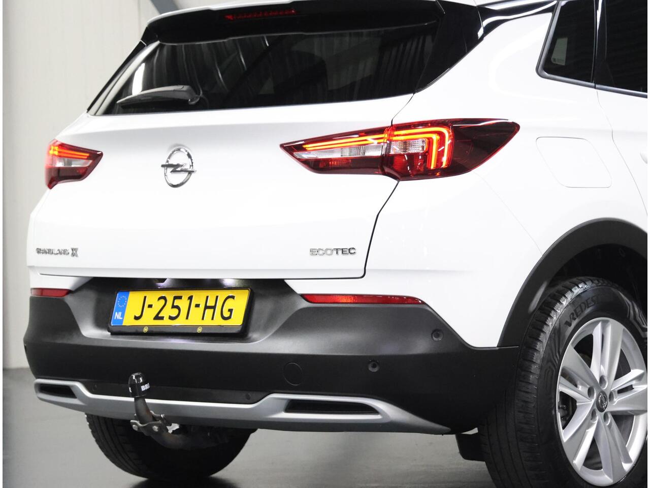 Opel Grandland X 1.2 130PK Turbo Business Executive | 1ste eigenaar | AppleCarPlay/AndroidAuto | Trekhaak | Camera | AGR Bestuurdersstoel | Dodehoekdetectie | Navigatie | Isofix | Privacy Glass | Elektrische Klep |