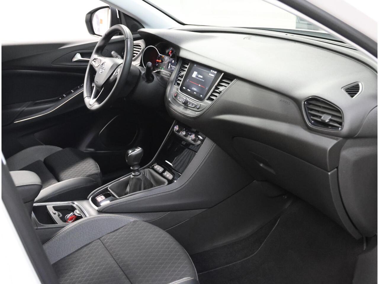 Opel Grandland X 1.2 130PK Turbo Business Executive | 1ste eigenaar | AppleCarPlay/AndroidAuto | Trekhaak | Camera | AGR Bestuurdersstoel | Dodehoekdetectie | Navigatie | Isofix | Privacy Glass | Elektrische Klep |