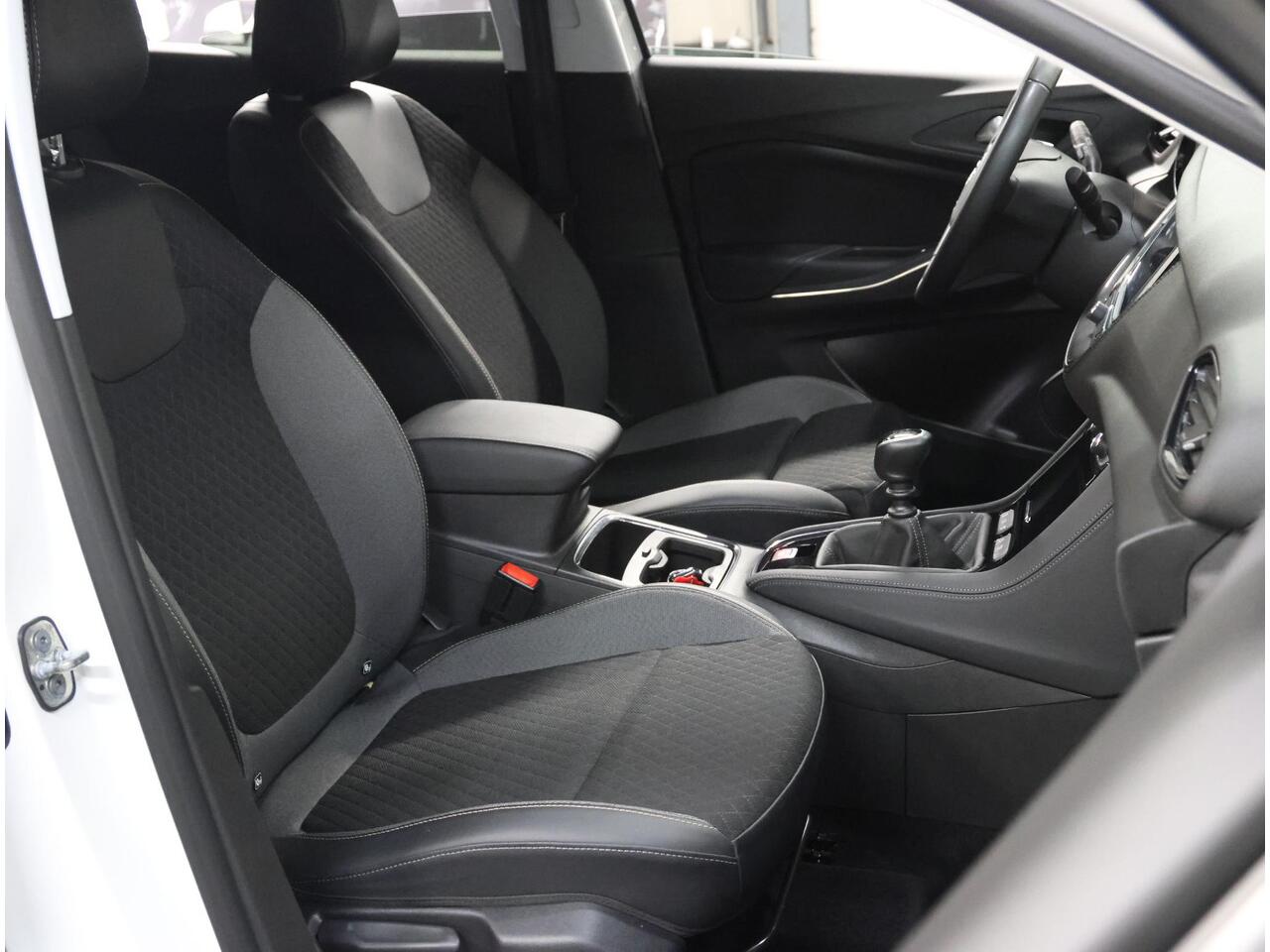 Opel Grandland X 1.2 130PK Turbo Business Executive | 1ste eigenaar | AppleCarPlay/AndroidAuto | Trekhaak | Camera | AGR Bestuurdersstoel | Dodehoekdetectie | Navigatie | Isofix | Privacy Glass | Elektrische Klep |