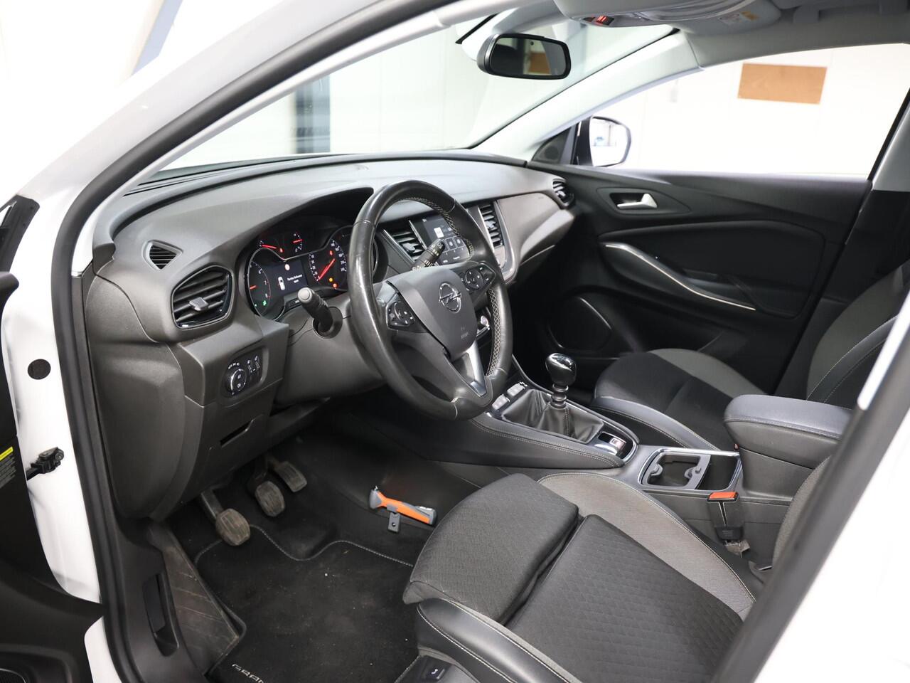 Opel Grandland X Innovation 130PK | 1ste eigenaar | AppleCarplay/AndroidAuto | Camera | Climate Control | Cruise Control | Dodehoekdetectie | LED lampen | 18"LMV | Navigatie | Parkeersensoren | DAB Radio | Isofix | Privacy Glass |