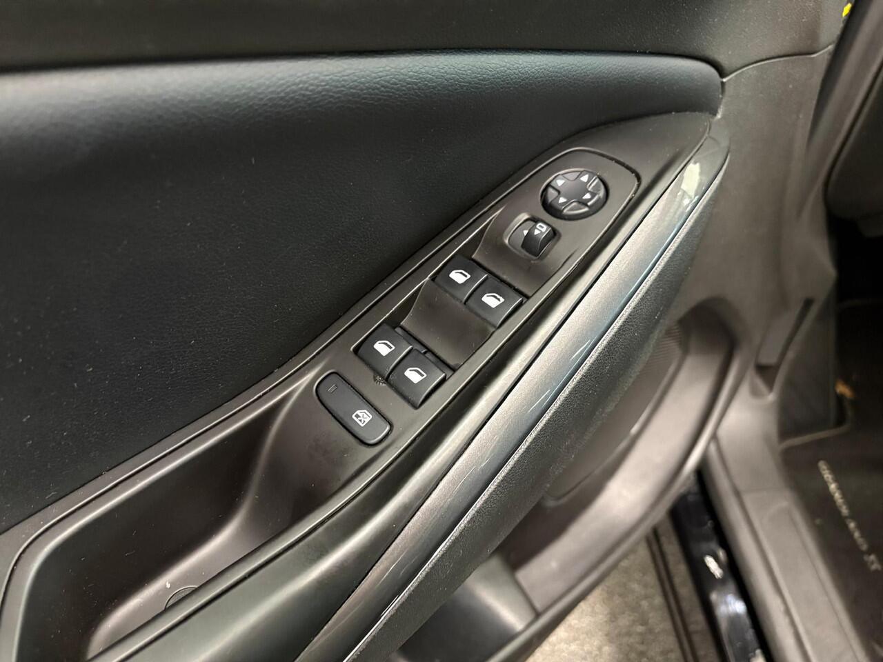 Opel Grandland X 1.2 Turbo Business Executive Panoramadak Navigatie Apple Carplay/Android Auto Camera Parkeersensoren Cruise Control Full Led Stoel- en stuurverwarming Half leder Lichtmetalen velgen Climate Control Getinte ramen