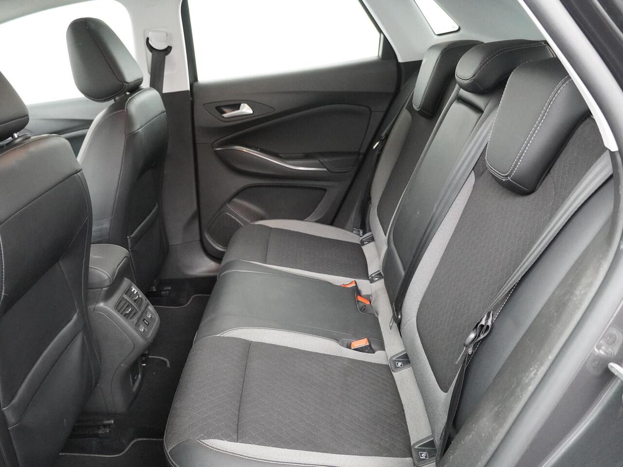 Opel Grandland X 1.2 Turbo Business Elegance - LED koplampen - Stoelverwarming - Dode hoek - Navigatie - 360gr. Camera