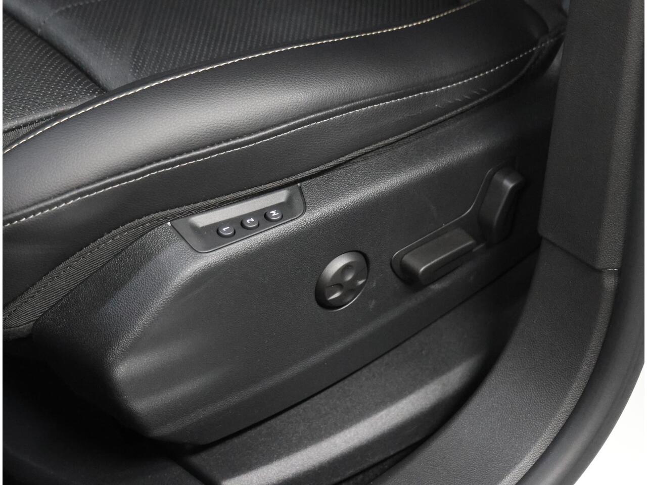 Opel Grandland X 1.6 180PK Turbo Ultimate | 1ste eigenaar | AUTOMAAT | AppleCarPlay/AndroidAuto | Verwarmde/Verkoelende AGR-stoelen | LEER | Navigatie | Cruise Control | Keyless Start/Entry | FULL LED | 360'Camera | Trekhaak | Two-tone | Isofix | Privacy Glass | 1600KG TR