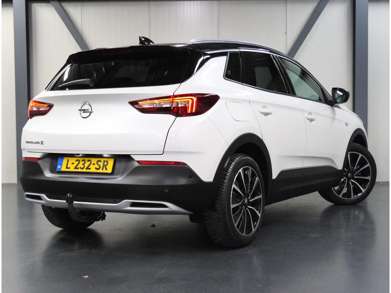 Opel Grandland X 1.6 180PK Turbo Ultimate | 1ste eigenaar | AUTOMAAT | AppleCarPlay/AndroidAuto | Verwarmde/Verkoelende AGR-stoelen | LEER | Navigatie | Cruise Control | Keyless Start/Entry | FULL LED | 360'Camera | Trekhaak | Two-tone | Isofix | Privacy Glass | 1600KG TR