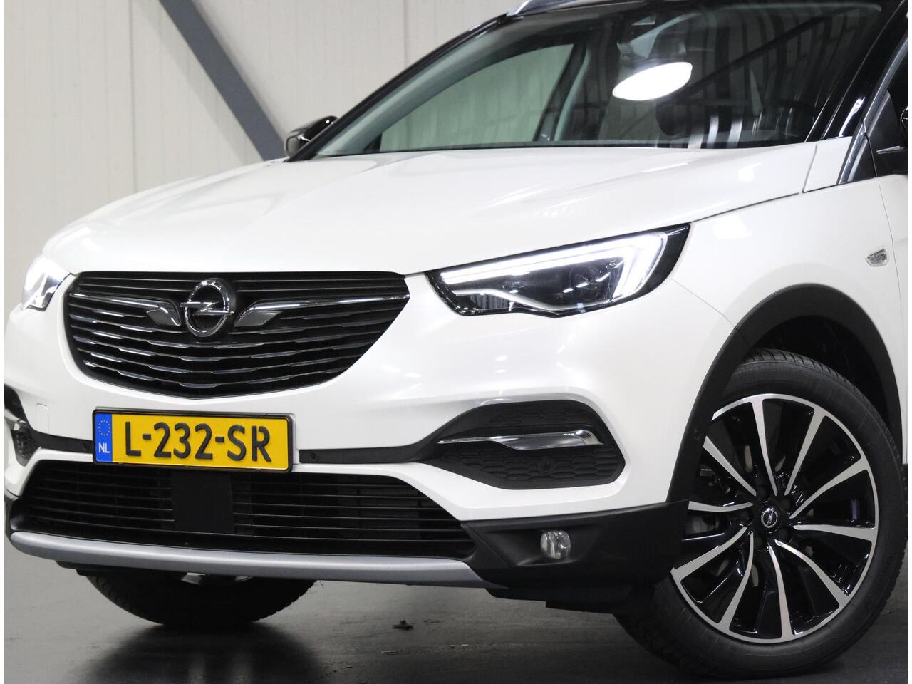 Opel Grandland X 1.6 180PK Turbo Ultimate | 1ste eigenaar | AUTOMAAT | AppleCarPlay/AndroidAuto | Verwarmde/Verkoelende AGR-stoelen | LEER | Navigatie | Cruise Control | Keyless Start/Entry | FULL LED | 360'Camera | Trekhaak | Two-tone | Isofix | Privacy Glass | 1600KG TR
