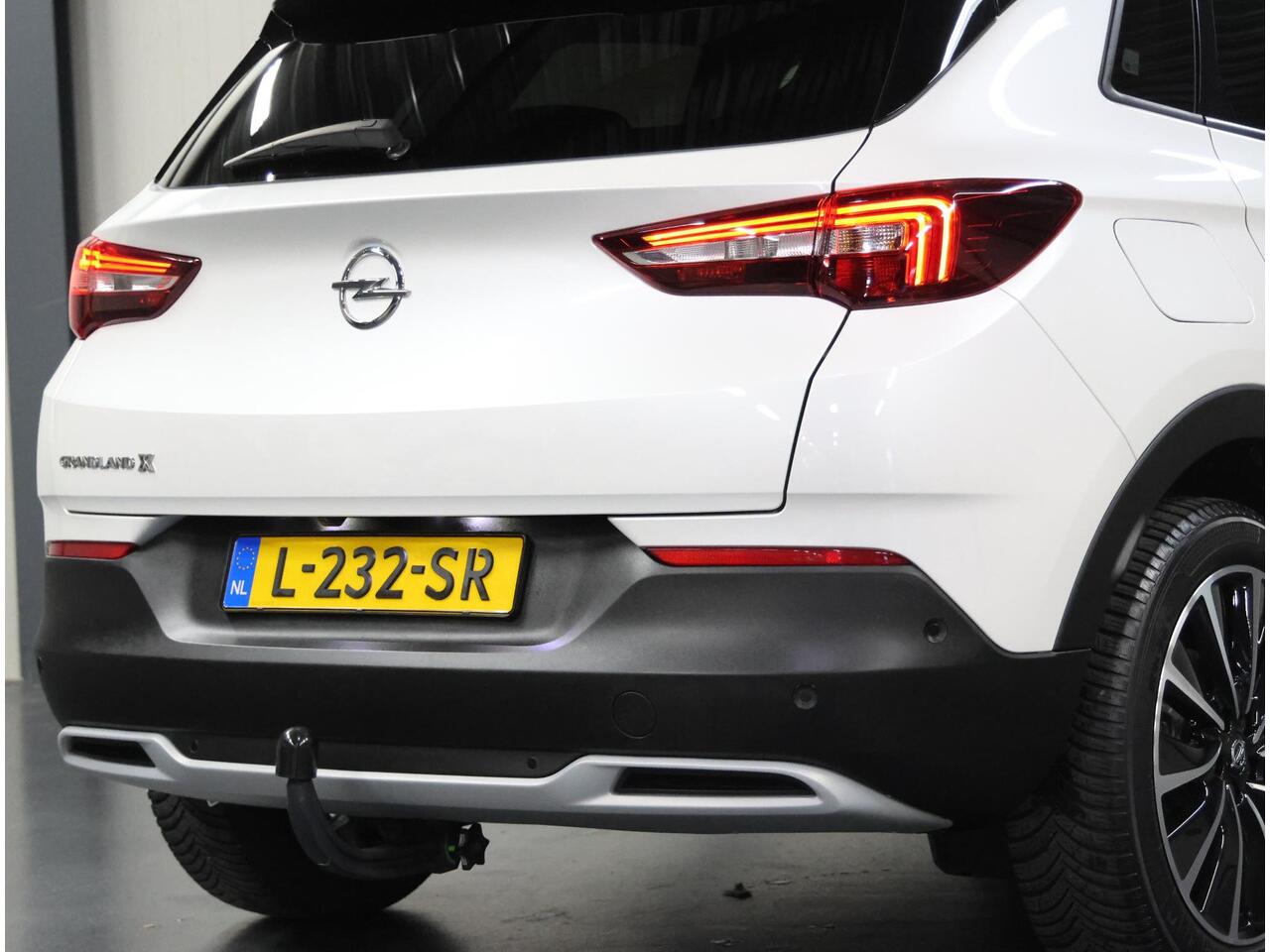 Opel Grandland X 1.6 180PK Turbo Ultimate | 1ste eigenaar | AUTOMAAT | AppleCarPlay/AndroidAuto | Verwarmde/Verkoelende AGR-stoelen | LEER | Navigatie | Cruise Control | Keyless Start/Entry | FULL LED | 360'Camera | Trekhaak | Two-tone | Isofix | Privacy Glass | 1600KG TR
