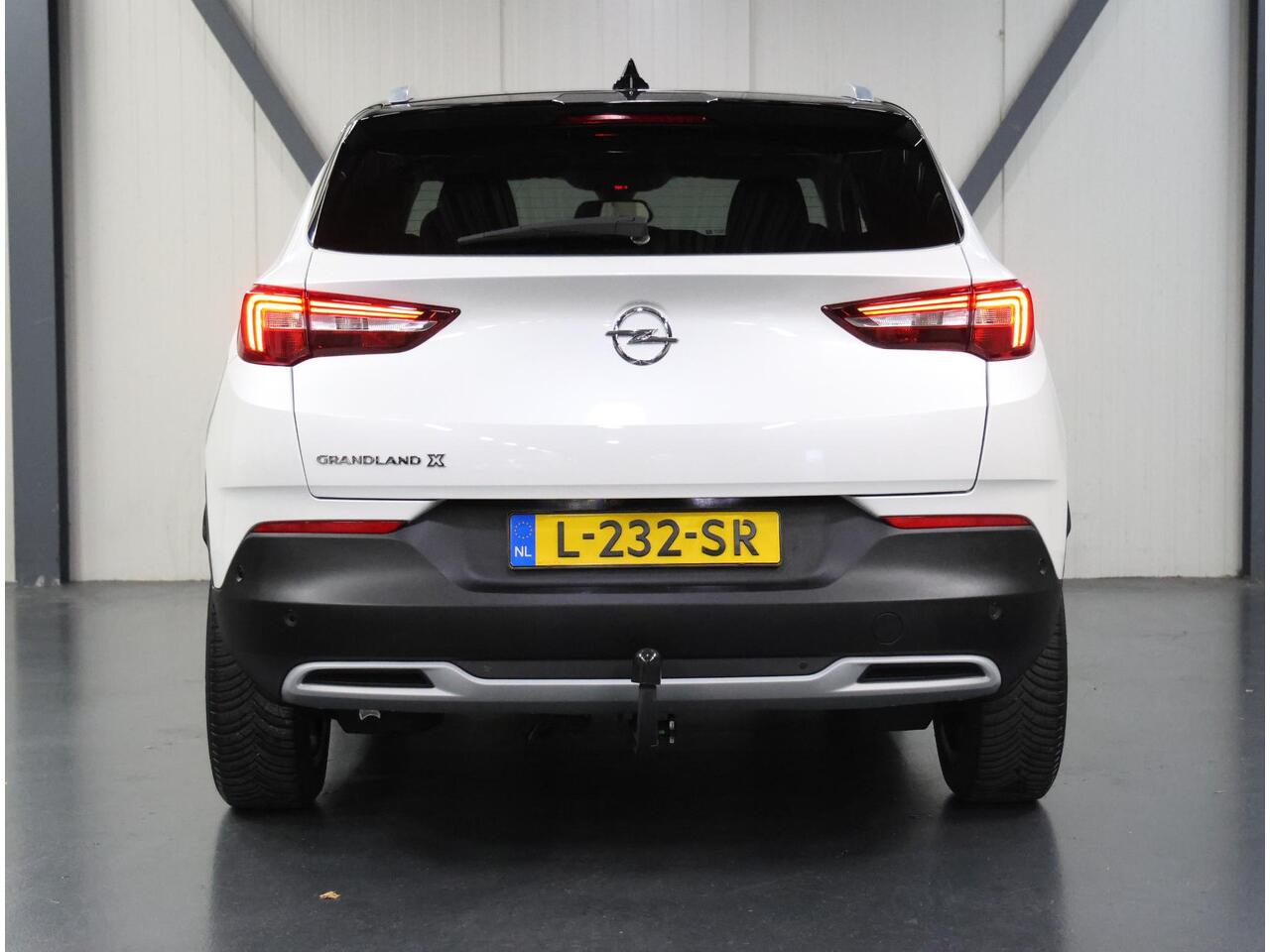Opel Grandland X 1.6 180PK Turbo Ultimate | 1ste eigenaar | AUTOMAAT | AppleCarPlay/AndroidAuto | Verwarmde/Verkoelende AGR-stoelen | LEER | Navigatie | Cruise Control | Keyless Start/Entry | FULL LED | 360'Camera | Trekhaak | Two-tone | Isofix | Privacy Glass | 1600KG TR