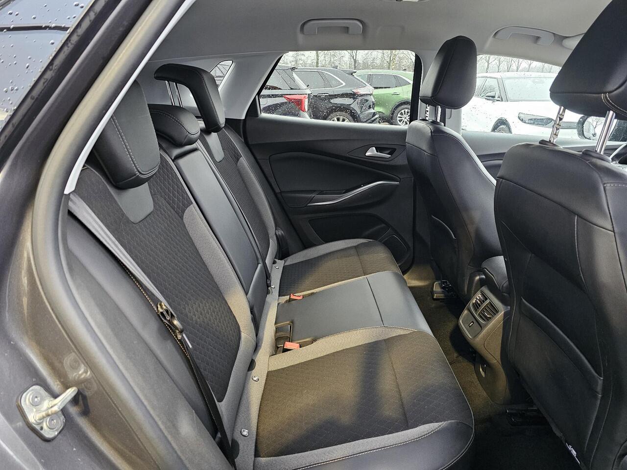 Opel Grandland X 1.6 Turbo Hybrid4 Ultimate Plug in hybrid | Stoelverwarming | Elektrisch bedienbare achterklep | Achteruitrijcamera | Half leder | LED verlichting | Trekhaak | PDC v+a