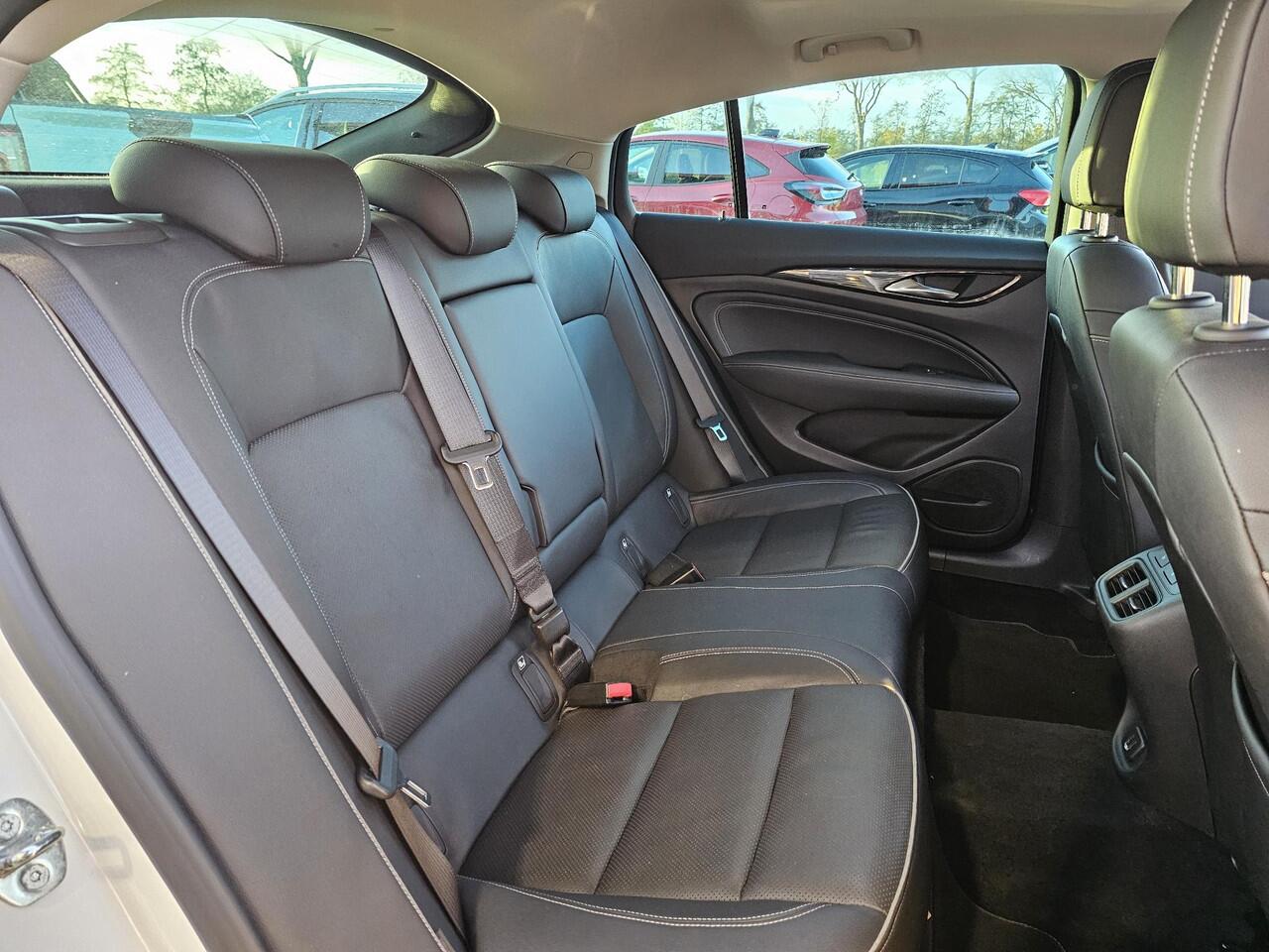 Opel INSIGNIA Grand Sport 1.5 Turbo Innovation Leder | Stuurwielverwarming | verwarmde stoelen v + a | afneembare trekhaak | Panoramadak | Zeer luxe uitvoering! Etc.