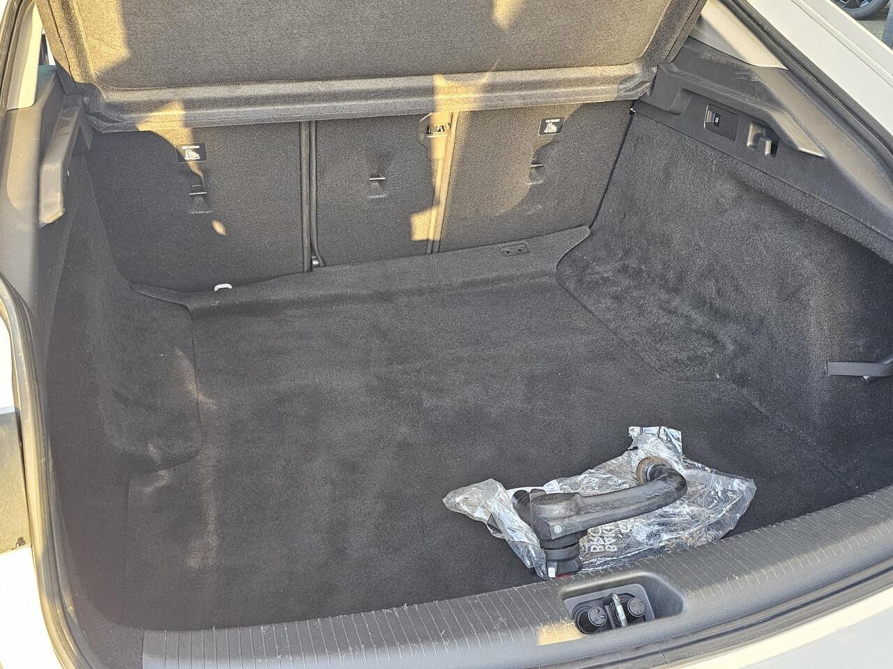 Opel INSIGNIA Grand Sport 1.5 Turbo Innovation Leder | Stuurwielverwarming | verwarmde stoelen v + a | afneembare trekhaak | Panoramadak | Zeer luxe uitvoering! Etc.