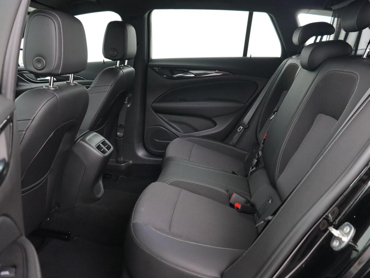 Opel INSIGNIA 2.0 Turbo Elegance | Stoelverwarming | Carplay | Matrix LED | Navigatie | Stuurverwarming | Half leder | Parkeerhulp | Climate control | Cruise control