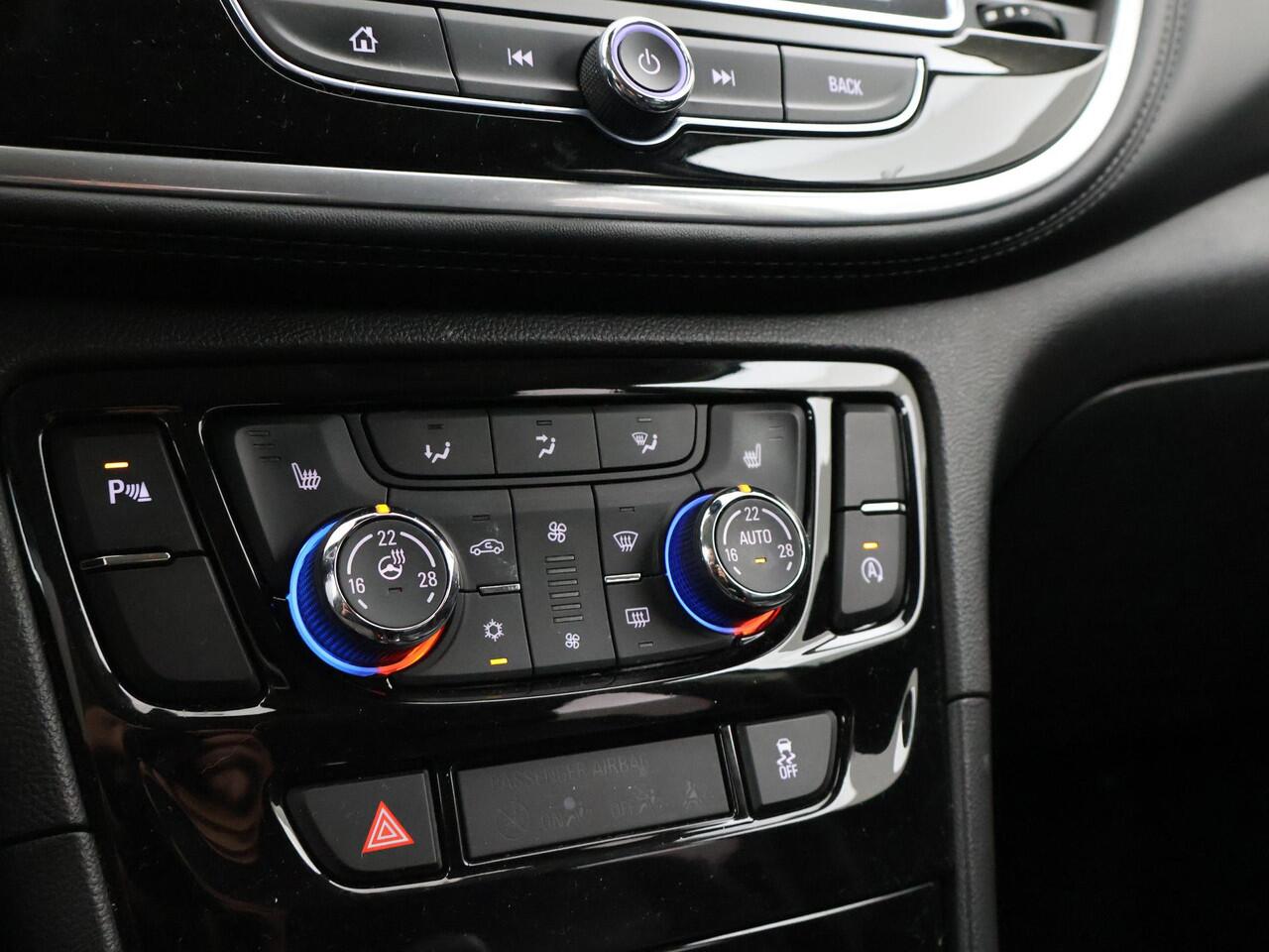 Opel MOKKA X 1.4 TURBO 140 PK INNOVATION + LEDER | STUUR/STOELVERW. | APPLE CARPLAY | TREEPLANKEN