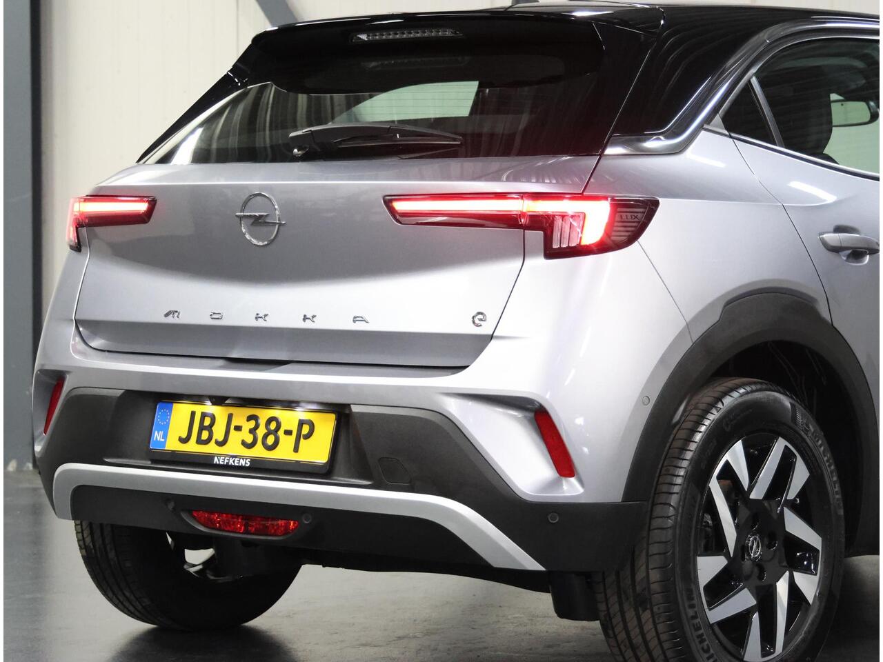 Opel MOKKA Mokka-e Elegance 50-kWh 136PK | AppleCarPlay/AndroidAuto | Cruise Control | Climate Control | Camera | Digitale Cockpit | Navigatie | FULL LED | TwoTone | Isofix | Armsteun |