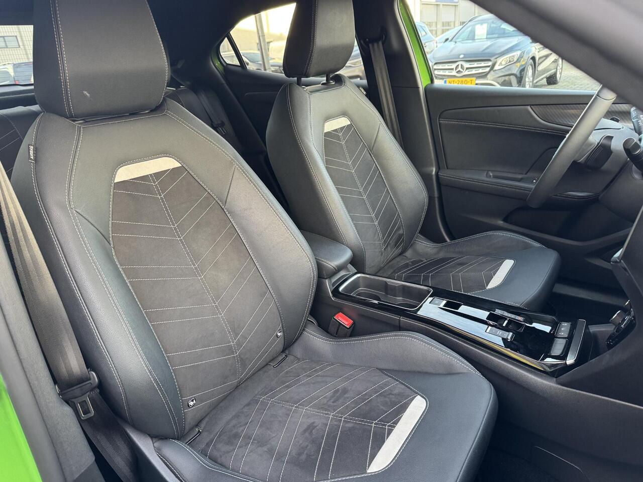 Opel MOKKA Mokka-e Ultimate 50-kWh 11kw bl. 1e eigenaar | Ex demo | incl. alcantara\leer | Winterpakket | 18" | 2x lader | 12 maanden garantie en beurt incl.