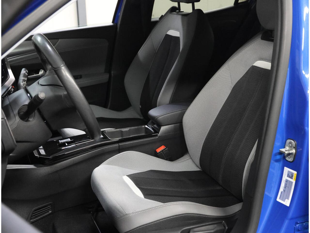 Opel MOKKA Mokka-e Business Elegance 50-kWh 11kw bl. 136PK | 1ste Eigenaar | ACCURAPPORT 92% | Armsteun | StoelStuurVerwarming | Navigatie | Climate Control | Adaptieve Cruise Control | LED | Camera | Isofix | Privacy Glass | Parkeersensoren |