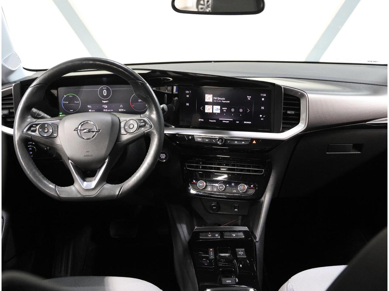 Opel MOKKA Mokka-e Business Elegance 50-kWh 11kw bl. 136PK | 1ste Eigenaar | ACCURAPPORT 92% | Armsteun | StoelStuurVerwarming | Navigatie | Climate Control | Adaptieve Cruise Control | LED | Camera | Isofix | Privacy Glass | Parkeersensoren |