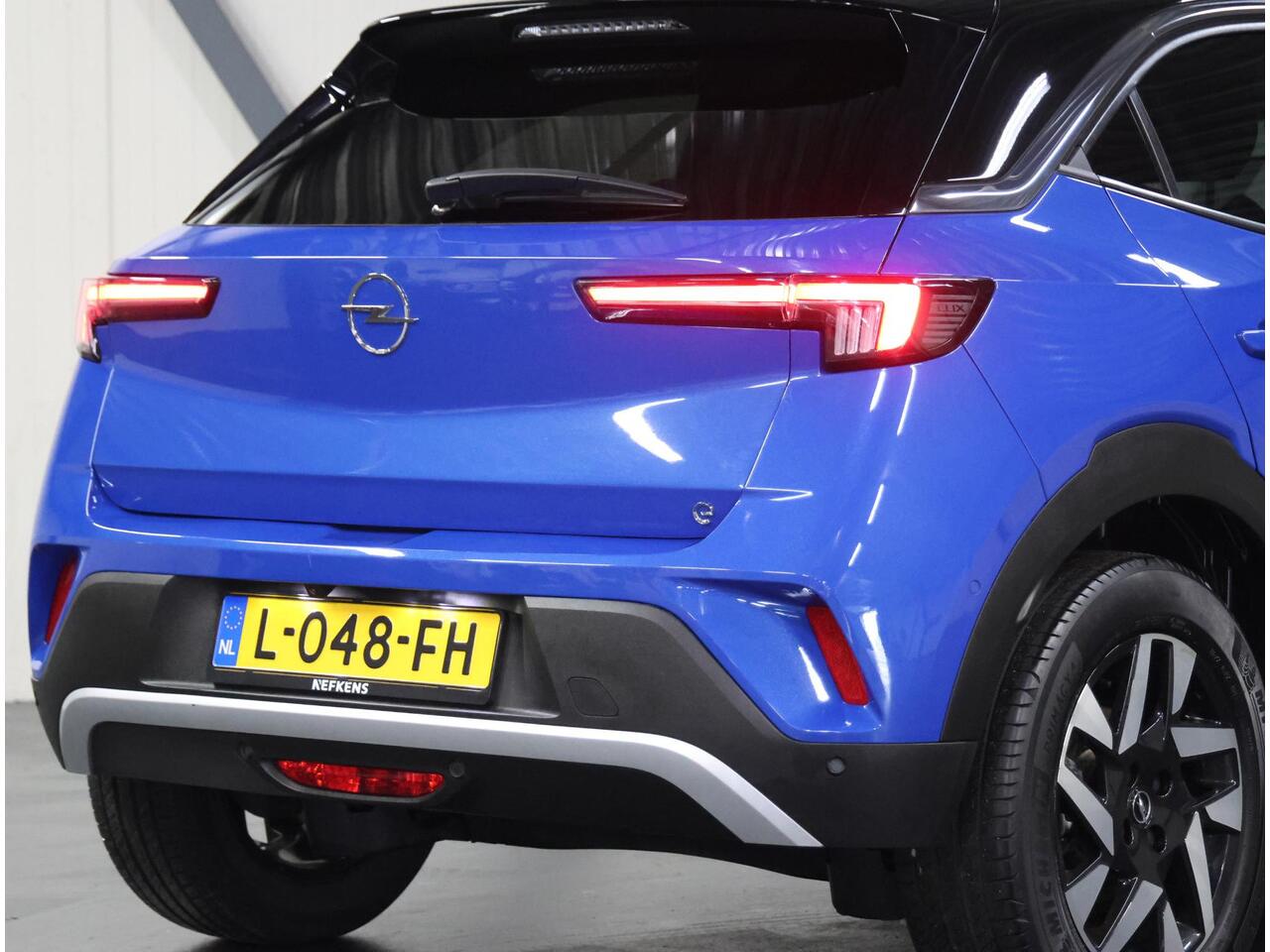 Opel MOKKA Mokka-e Business Elegance 50-kWh 11kw bl. 136PK | 1ste Eigenaar | ACCURAPPORT 92% | Armsteun | StoelStuurVerwarming | Navigatie | Climate Control | Adaptieve Cruise Control | LED | Camera | Isofix | Privacy Glass | Parkeersensoren |